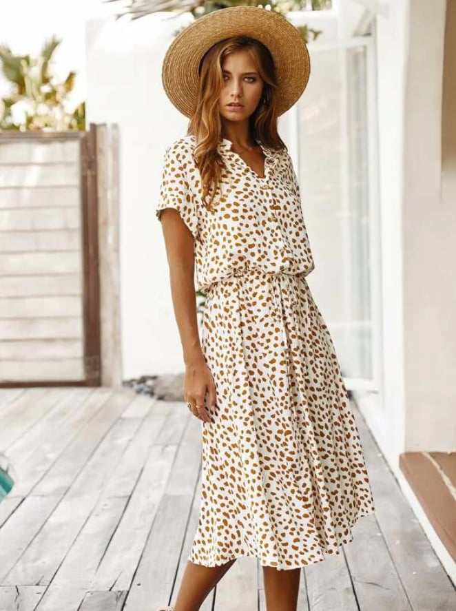 Kleid mit kurzen Ärmeln und Punkten